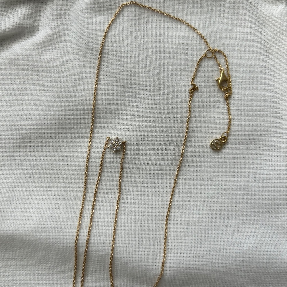 Mejuri flower necklace - Picture 3 of 3